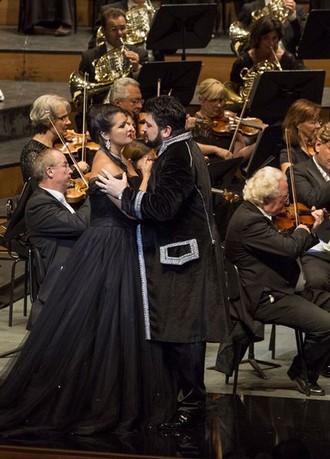 Giacomo Puccini: Manon Lescaut - Anna Netrebko (Manon Lescaut) a Yusif Eyvazov (Renato Des Grieux) - Salzburger Festspiele 2016 (foto Salzburger Festspiele/Marco Borrelli)