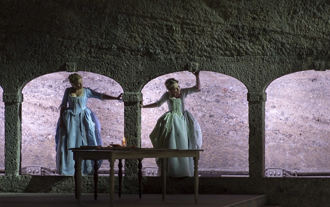 W.A.Mozart: Così fan tutte - Julia Kleiter (Fiordiligi), Angela Brower (Dorabella) - Salzburger Festspiele 2016 (foto © Salzburger Festspiele / Ruth Walz)