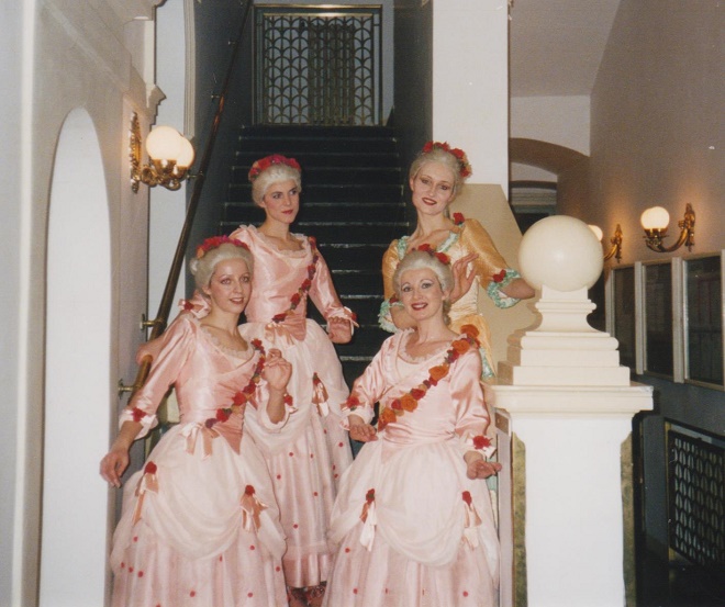 Kostýmy tanečnic pro druhé jednání (foto archiv)
