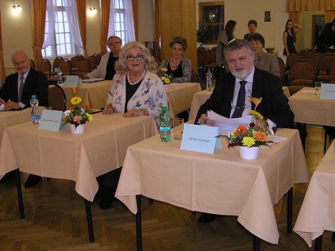 Mezinárodní pěvecká soutěž Antonína Dvořáka Karlovy Vary - porota při práci (foto archiv MPS Antonína Dvořáka Karlovy Vary)