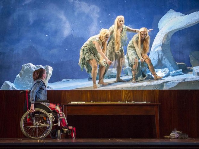 Antonín Dvořák: Rusalka - Anna-Maria Kalesidis (Rusalka), Diana Selma Krauss (Žienka), Christianne Belanger (Žienka), Susanne Langbein (Žienka) - Tiroler Landestheater Innsbruck 2016 (foto © Tiroler Landestheater Innsbruck)