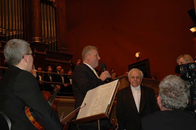Ministr kultury Jiří Besser předává medaili sbormistrovi Miroslavu Košlerovi ve Dvořákově síni Rudolfina (zdroj besser.cz)