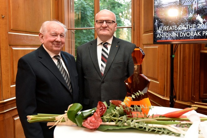 Basista Richard Novák a ministr Daniel Herman při předání Ceny Antonína Dvořáka (foto Dvořákova Praha)