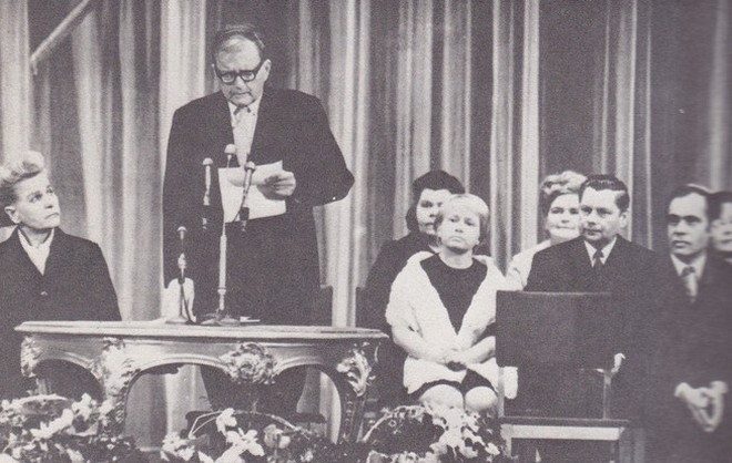 Dmitrij Šostakovič čte projev – vpravo Jekaterina Furceva, členka politbyra Ústředního výboru Komunistické strany Sovětského svazu (foto archiv autorky)