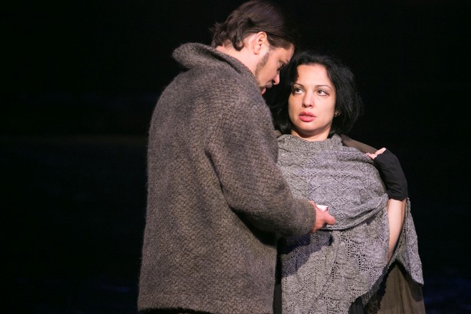 Giacomo Puccini: Bohéma - Marek Gurbaľ (Marcello), Janette Zsigová (Mimi) - ŠD Košice 2016 (foto Joseph Marčinský/ŠD Košice)