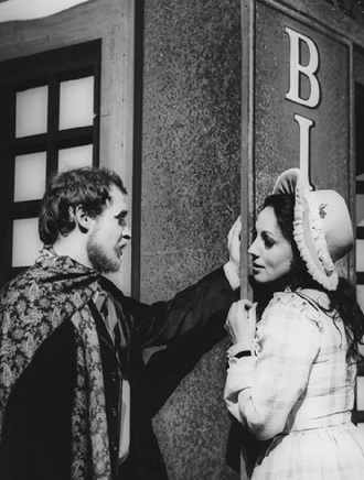 Giacomo Puccini: Bohéma - Ivan Kusnjer (Marcel), Magdalena Blahušiaková (Mimi) - Státní divadlo Brno 1981 (foto Rafael Sedláček)
