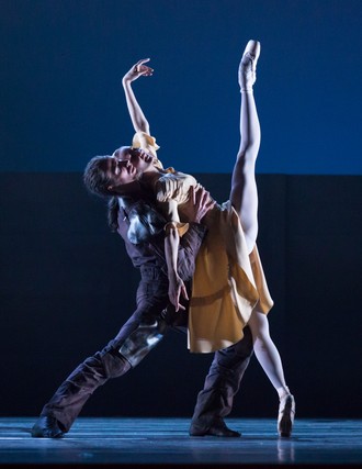 Ludwig Minkus: Don Quixote – choreografia Aaron S. Watkin – Christian Bauch (Alonso Quixano/Don Quixote), Melissa Hamilton (Juanita Sanchez/Sancha Panza) – Semperoper Ballett Drážďany 2016 (foto Ian Whalen)