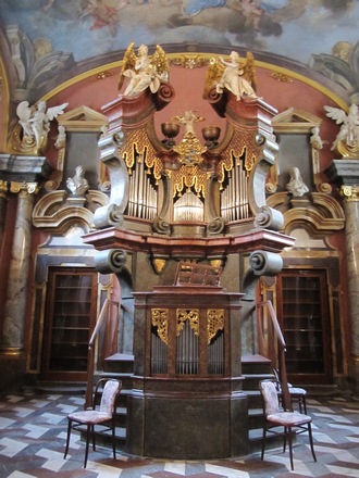 Varhany v Zrcadlové kapli pražského Klementina (zdroj commons.wikimedia.org/Palickap)