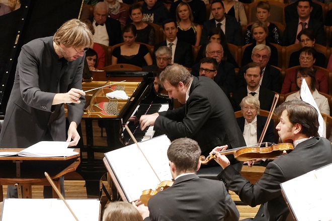 SOČR, dirigent Michał Nesterowicz, Lukáš Vondráček - 4. 11. 2016 (foto Petr Horník)