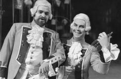 Wolfgang Amadeus Mozart: Così fan tutte - Ivan Kusnjer (Guglielmo), Štefan Margita (Ferrando) – Národní divadlo 29. březen 1990 (foto Oldřich Pernica)