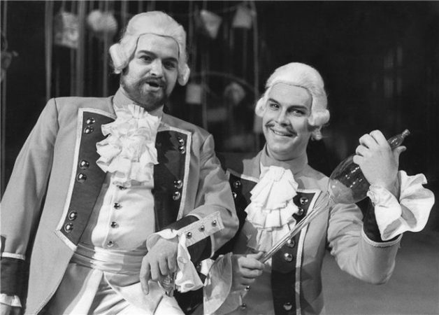 Wolfgang Amadeus Mozart: Così fan tutte -  Ivan Kusnjer (Guglielmo), Štefan Margita (Ferrando) – Národní divadlo 29. březen 1990 (foto Oldřich Pernica)