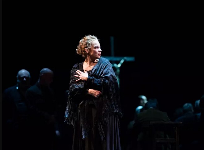 Pietro Mascagni: Cavalleria rusticana - Opéra national de Paris 2016 (foto © Julien Benhamou/Opéra national de Paris)