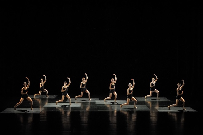 J. Kylián: Falling Angels - NDM Ostrava 2016 (foto Martin Popelář)