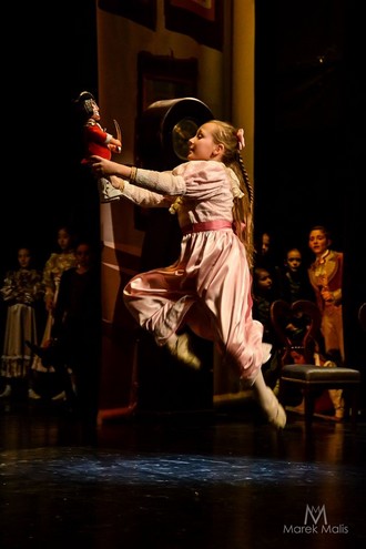 Petr Iljič Čajkovskij: Louskáček, vánoční sen - First International Ballet School - Divadlo Hybernia Praha 2016 (foto M. Malis)