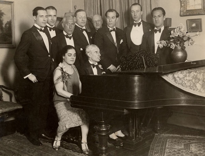 Maurice Ravel za klavírem při svém americkém turné v březnu 1928 (vedle něj kanadská pěvkyně Éva Gauthier, zcela vpravo George Gershwin)(zdroj commons.wikimedia.org)