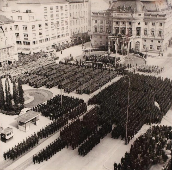 Členovia Hlinkovej gardy a slovenskej armády zoradení na námestí pred budovou dnešnej opery SND (foto Slovenský národný archív, fond STK)