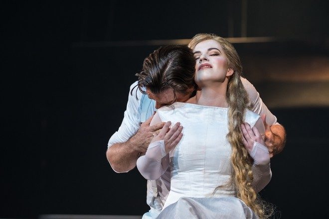 Ambroise Thomas: Hamlet –Thomas Weinhappel (Hamlet), Doubravka Součková (Ofélie), Divadlo J. K. Tyla Plzeň 2018 (foto Martina Root)