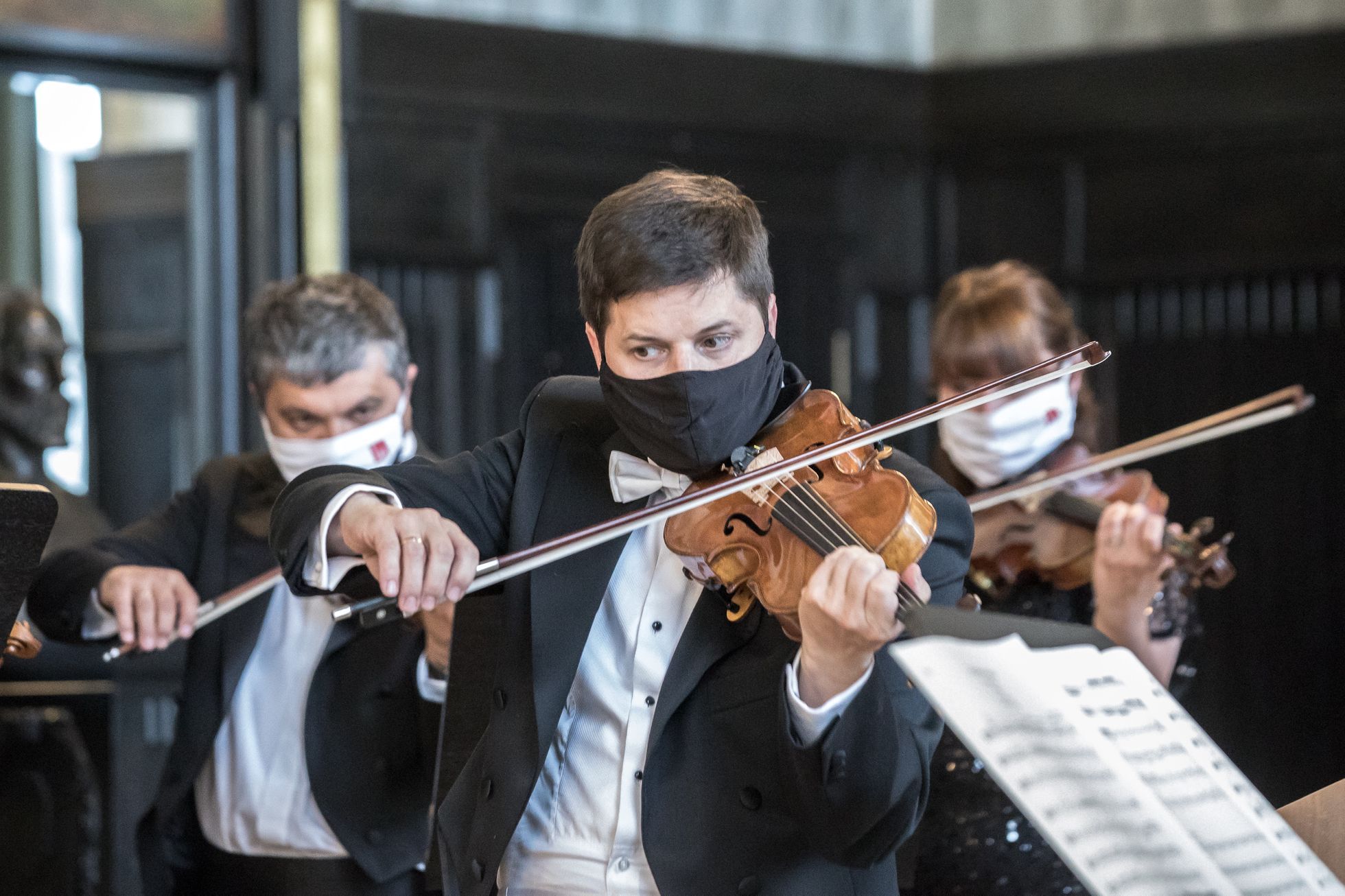 Členové Symfonického orchestru hlavního města Prahy FOK v rouškách (foto Jakub Plíhal)