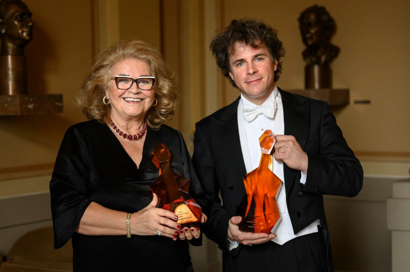 Gabriela Beňačková a Jakub Hrůša s Cenami Antonína Dvořáka (foto Česká filharmonie)