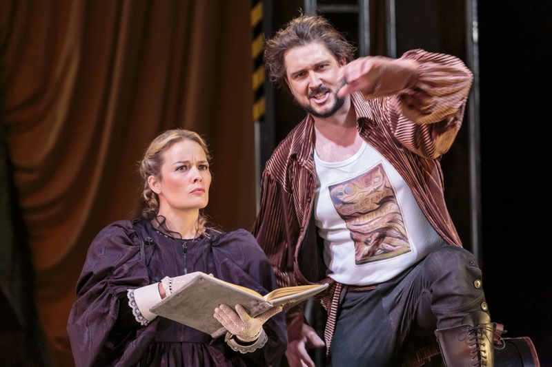 W. A. Mozart, Don Giovanni – Národní divadlo, 24. dubna 2021: Donna Elvira a Leporello (A. Poláčková a M. Horák) (foto Jan Pohribný)