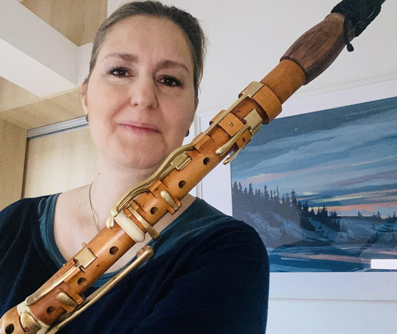 Ludmila Peterková ukazuje masivní klarinet (foto se svolením Ludmily Peterkové)