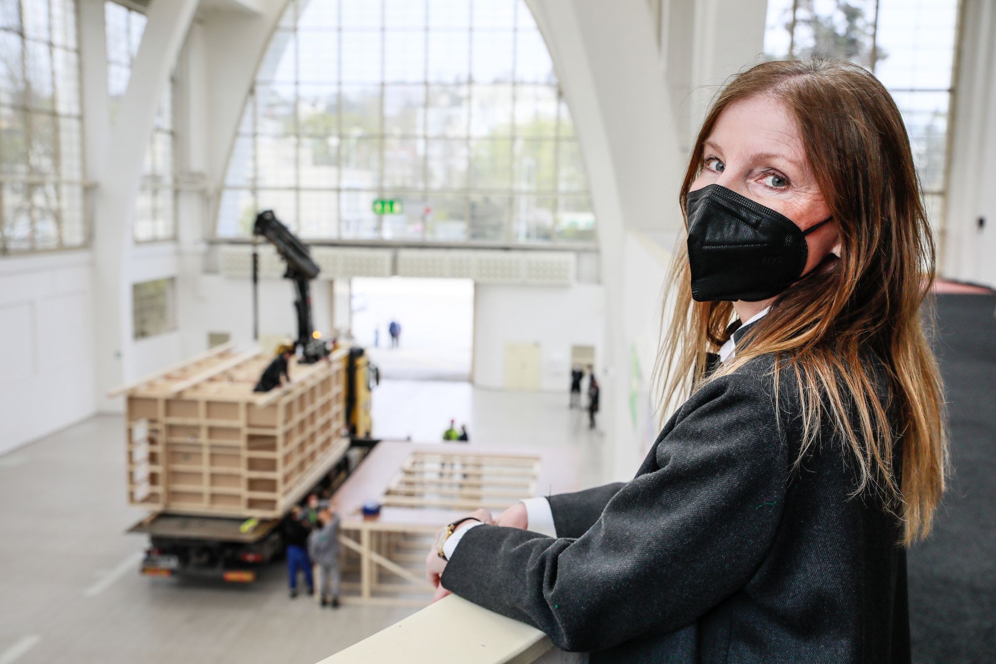 Ředitelka FB Marie Kučerová s akustickým modelem sálu Janáčkova kulturního centra (foto Filharmonie Brno)