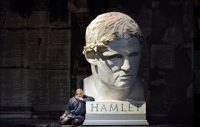 Roman Hoza jako Hamlet (foto se svolením Romana Hozy)