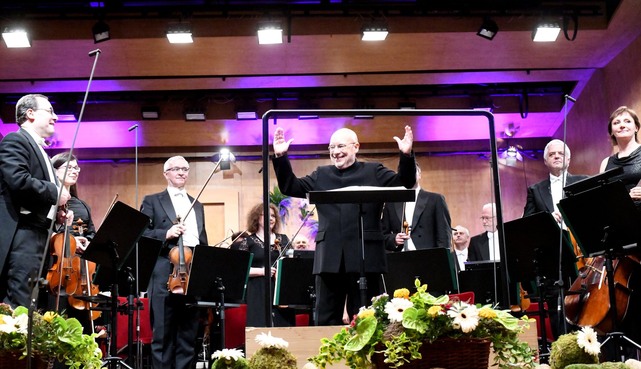 Dennis Russell Davies a Filharmonie Brno - Zahajovací koncert MHFLJ 2021 (foto Martin Straka)