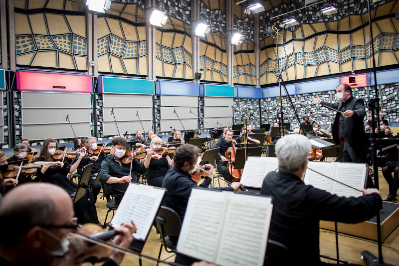 Marko Ivanović a Symfonický orchestr Českého rozhlasu (foto Vojtěch Brtnický)