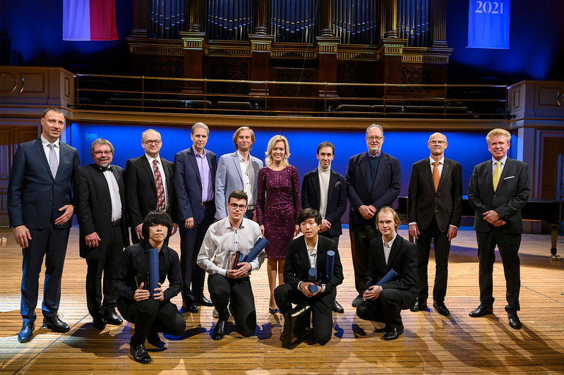 Jaeyoung Lee, Matouš Zukal, Dongha Lee a Vojtěch Trubáč s porotou klavírní soutěže Pražského jara 2021 (foto Petra Hajská)