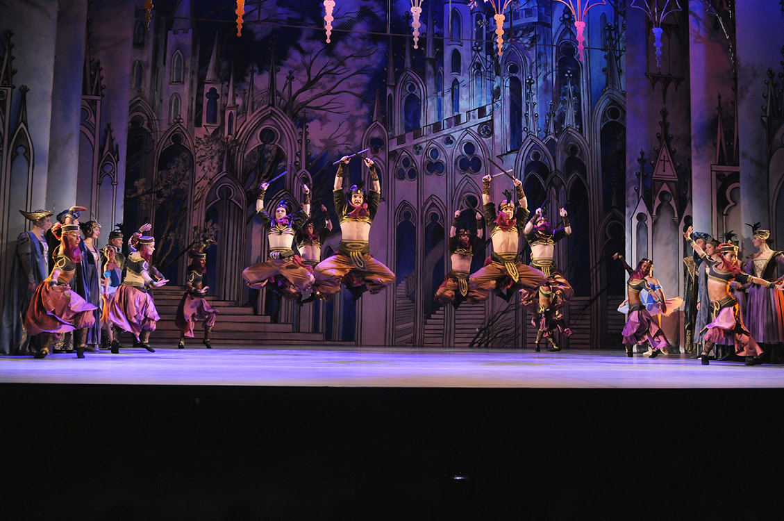 A. Glazunov: Raymonda - DJKT 2011 (foto Marta Kolafová)