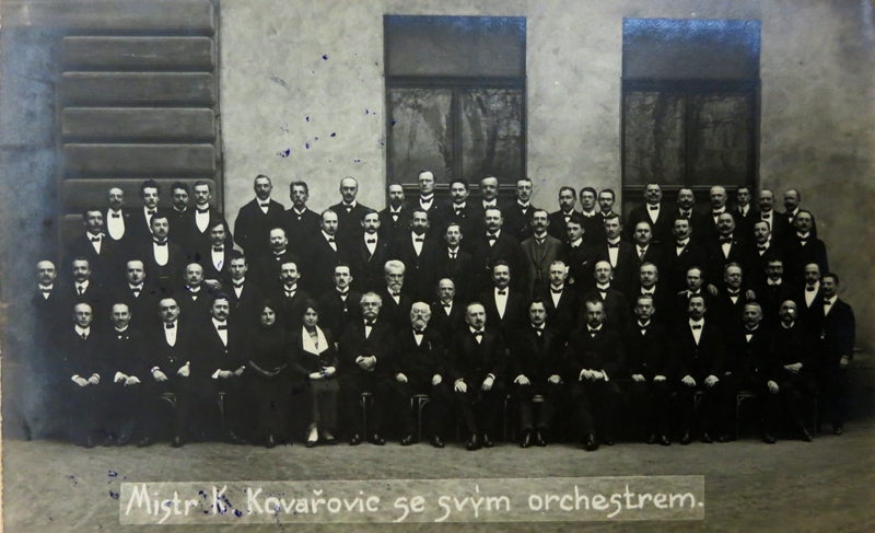 Mistr K. Kovařovic se svým orchestrem (soukromá sbírka Pavla Pospíšila)