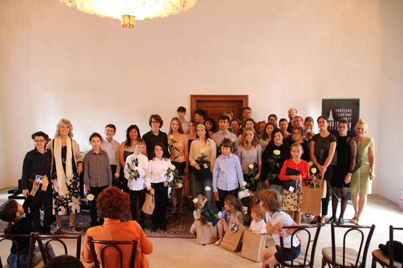 Jihočeské klavírní kurzy: účastníci a lektoři při závěrečném ceremoniálu (foto Jakub Loula)