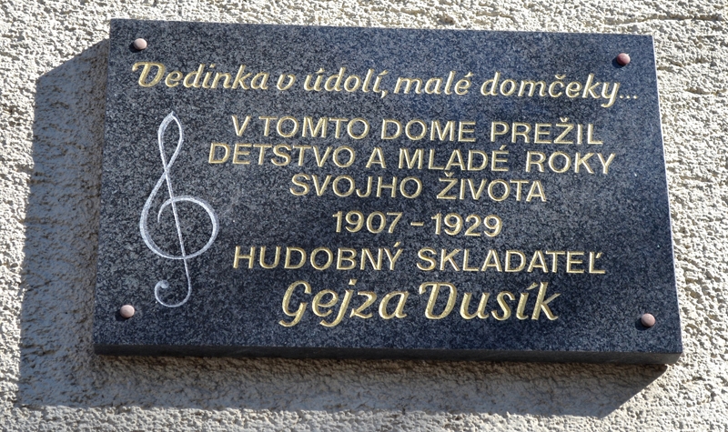 Pamětní tabule na domě Gejzy Dusíka v Križovanech nad Dudváhom (foto Ľuboš Repta)