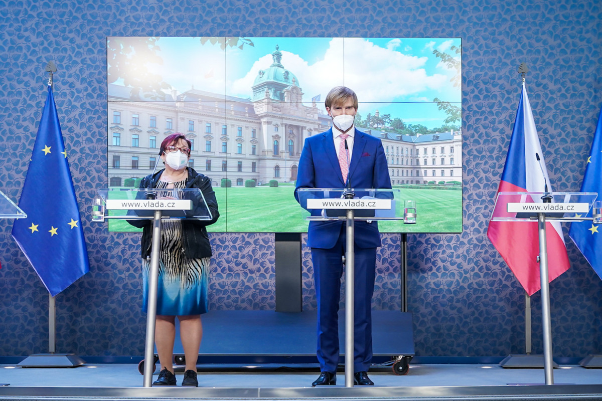 Pavla Svrčinová a Adam Vojtěch na tiskové konferenci (foto Vláda ČR)