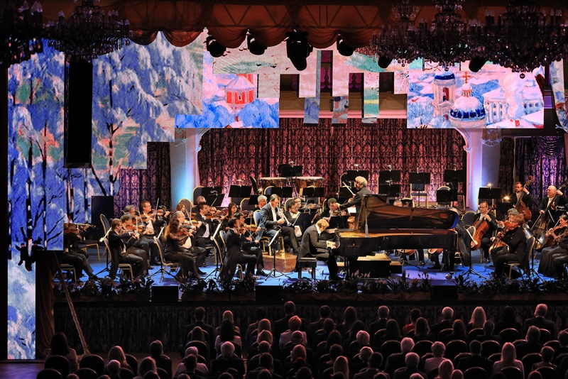 Závěrečný večer 29. ročníku MHF Český Krumlov v podání klavíristy Iva Kahánka a České filharmonie (foto Mezinárodní hudební festival Český Krumlov)