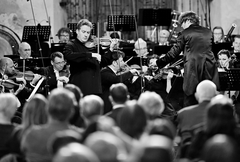 Mezinárodní hudební festival Leoše Janáčka, 3. června 2021: Symfonický orchestr Českého rozhlasu, Kristóf Baráti a Ainãrs Rubiķis (foto Martin Straka)