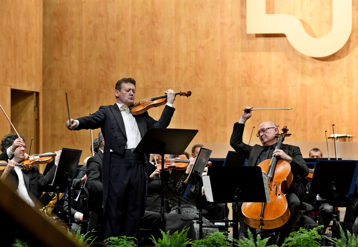 Ivan Ženatý, Suren Bagratuni a Janáčkova filharmonie Ostrava (foto Martin Straka)