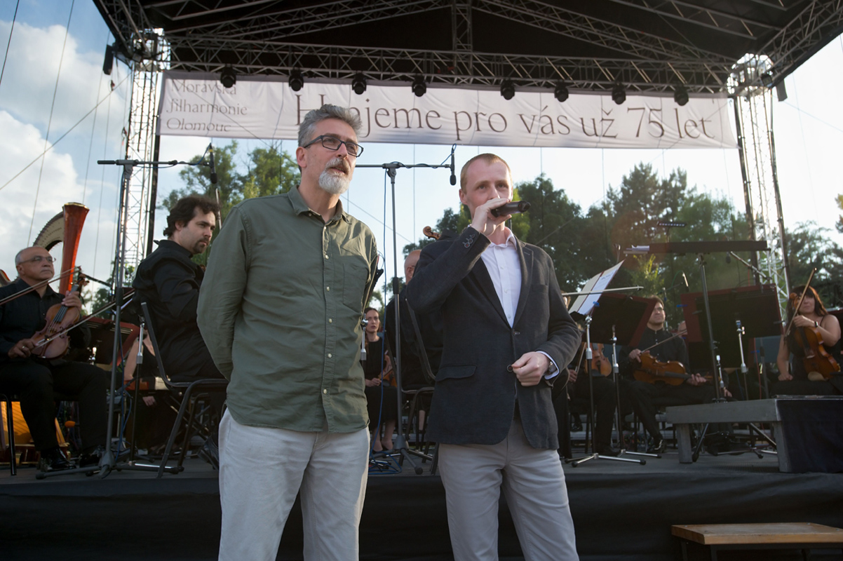 Moravská filharmonie Olomouc, Nejslavnější filmové melodie, 26. června 2021: Miroslav Žbánek (vlevo) a Jonáš Harman (vpravo) (foto Moravská filharmonie Olomouc)