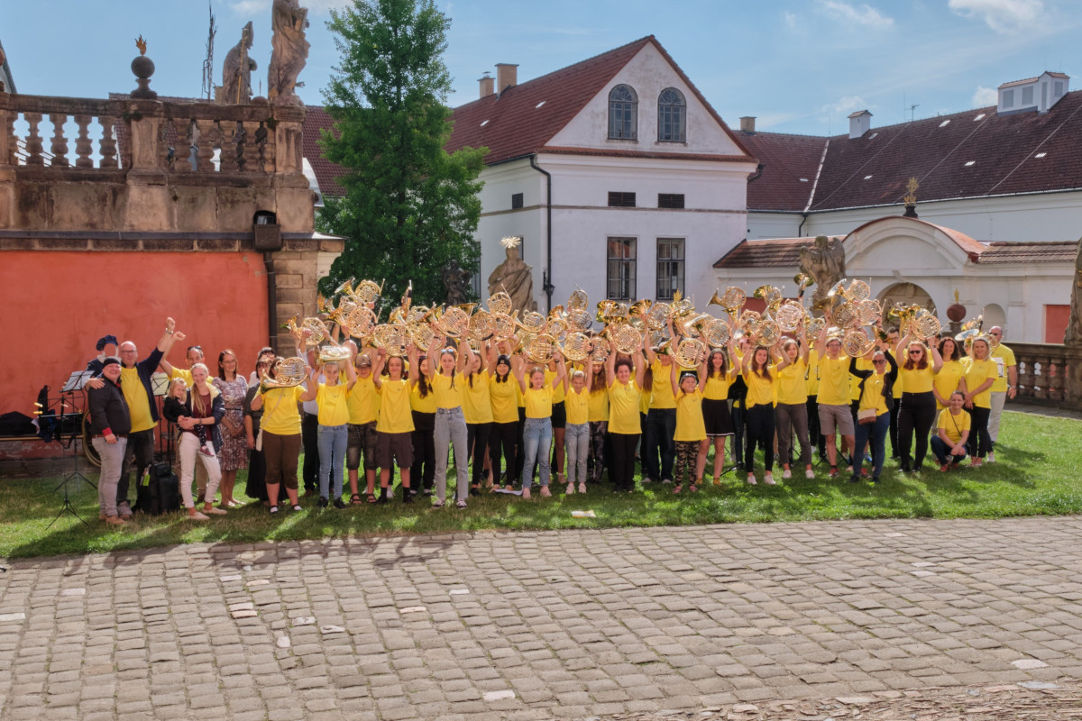 Společné foto účastníků Letních hornových kurzů 2021 v Broumově (foto Letní hornové kurzy Broumov)