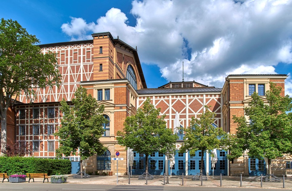 Festivalové divadlo Richarda Wagnera, Bayreuth - pohled z boku, Bayreuther Festspiele 2021 (zdroj Bayreuther Festspiele, Enrico Nawrath)