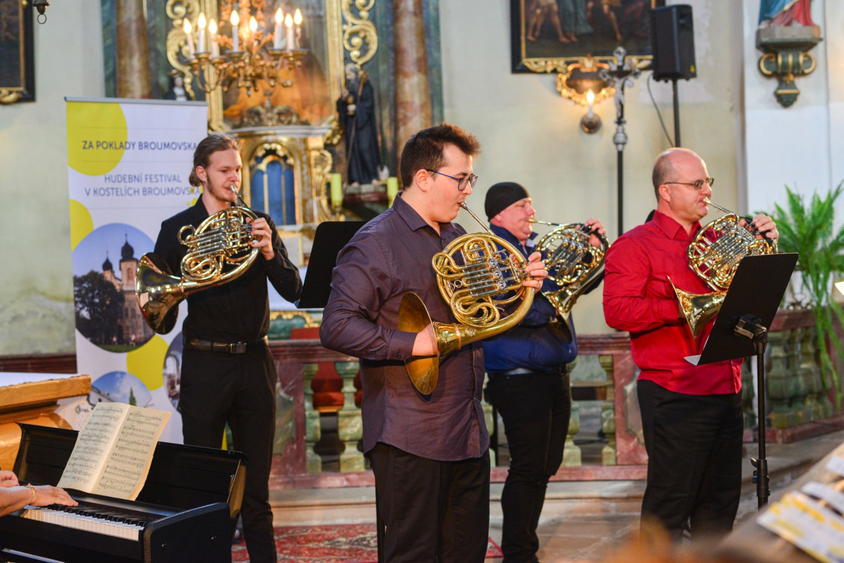 Ella Tege, Márkus Ágoston, Zuzana Rzounková a Jan Vobořil - Letní hornové kurzy 2021 (foto Barbora Hrdá)