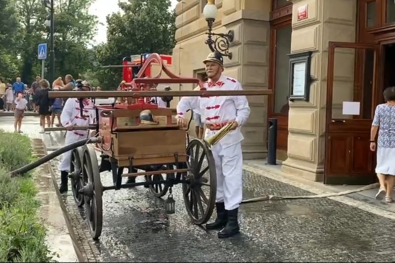 Hasiči u Národního divadla s dobovou stříkačkou z roku 1881 (zdroj Hasičský záchranný sbor hl. m. Prahy)