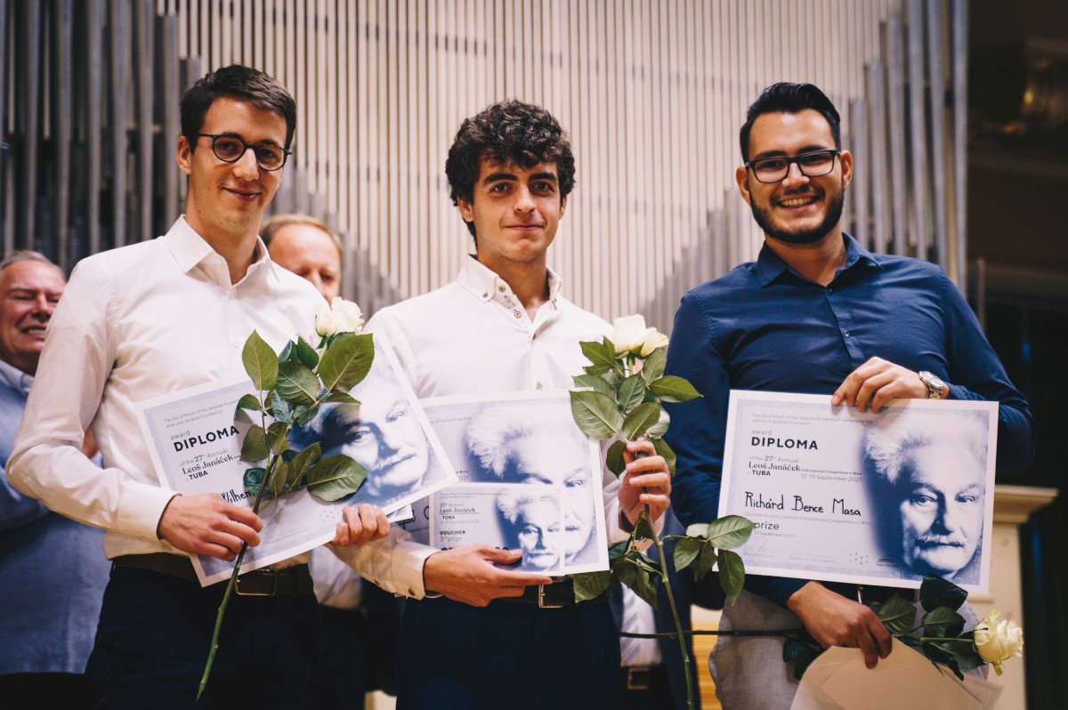 Laureáti MSLJ 2021 v kategorii tuba: Karl-Wilhelm Hultsch, Miguel Osca a Richárd Bence Masa (foto Vojtěch Kába)