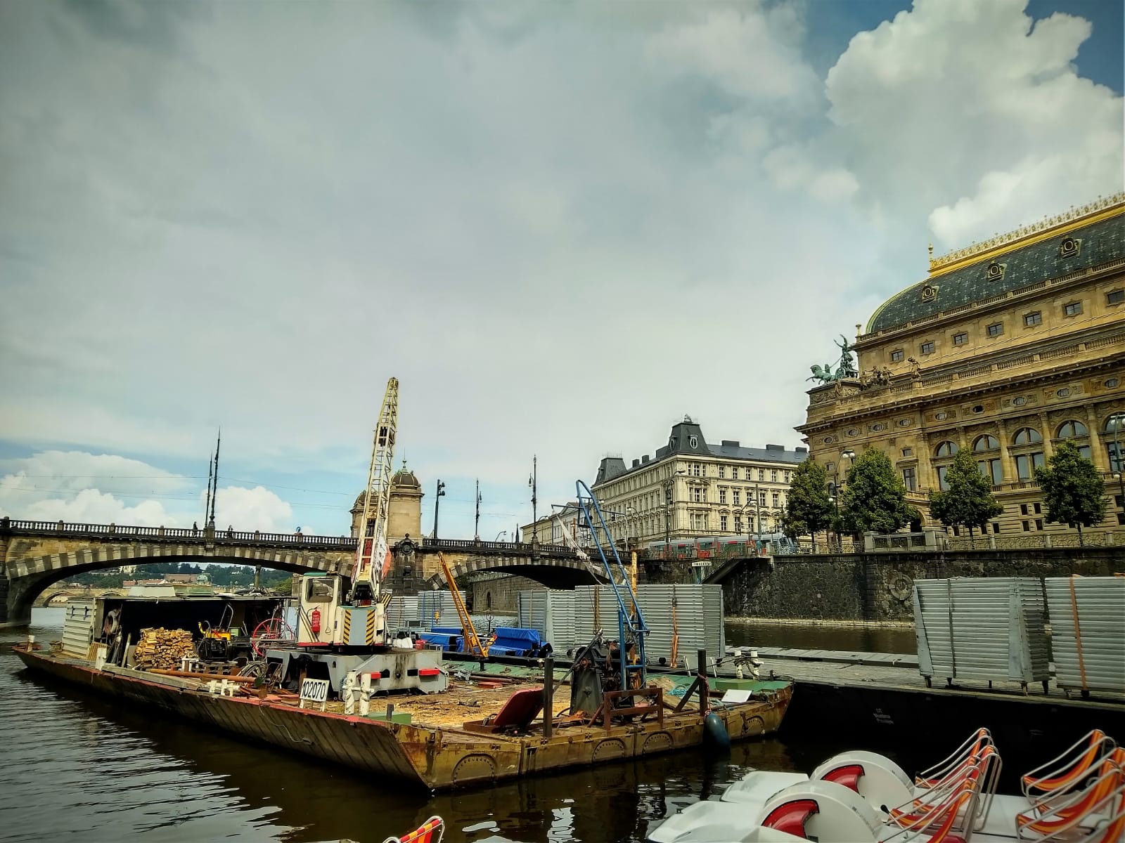 Stavba plovoucí scény Prague Sounds 2021 (autor Prague Sounds)