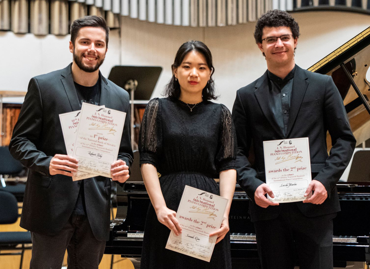 Mezinárodní klavírní soutěž J. N. Hummela 2021: Robert Bílý, Sunah Kim, Leo de María (foto Alexander Trizuljak)