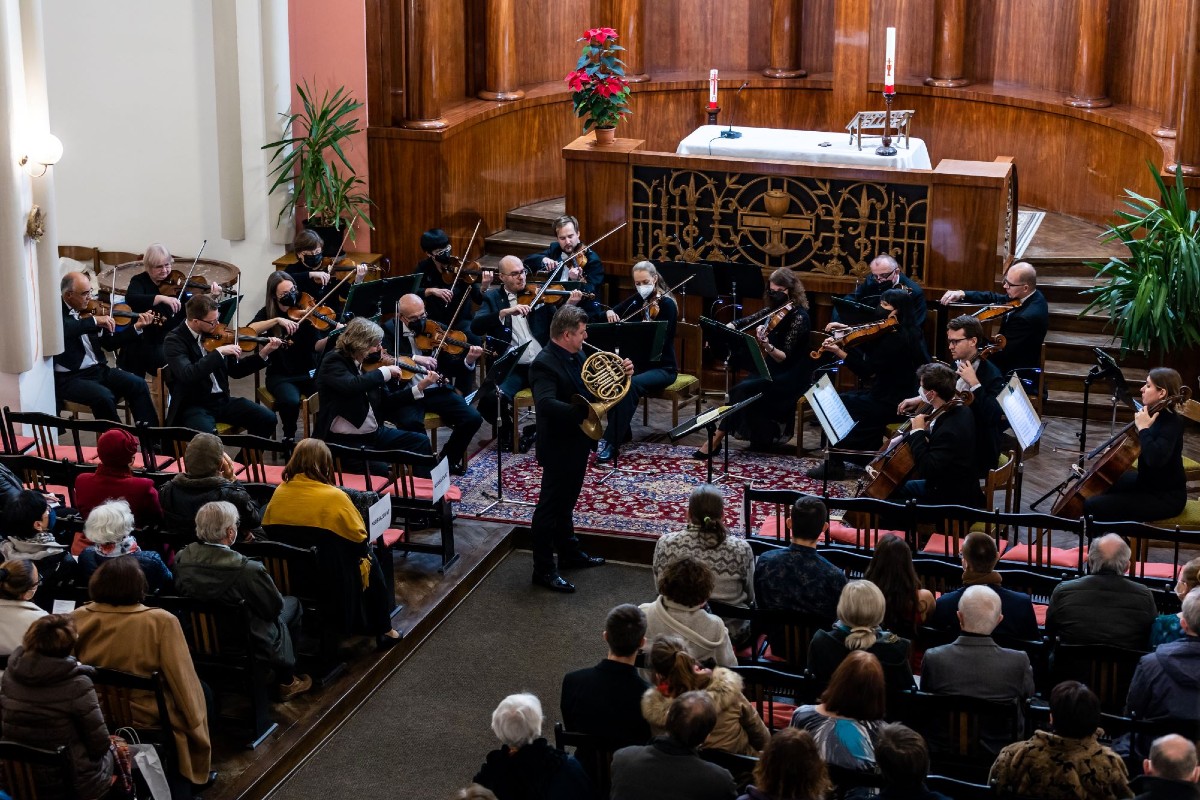 Komorní soubory Moravské filharmonie Olomouc a světový hornista Radek Baborák (zdroj Moravská filharmonie Olomouc)