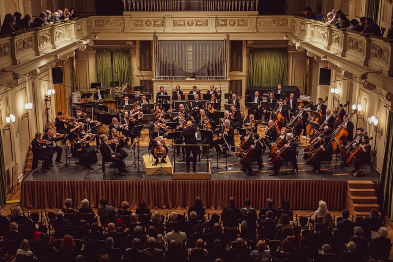 „Světová premiéra!“, 25. listopadu 2021 – Dennis Russell Davies, Filharmonie Brno (foto Jiří Jelínek)