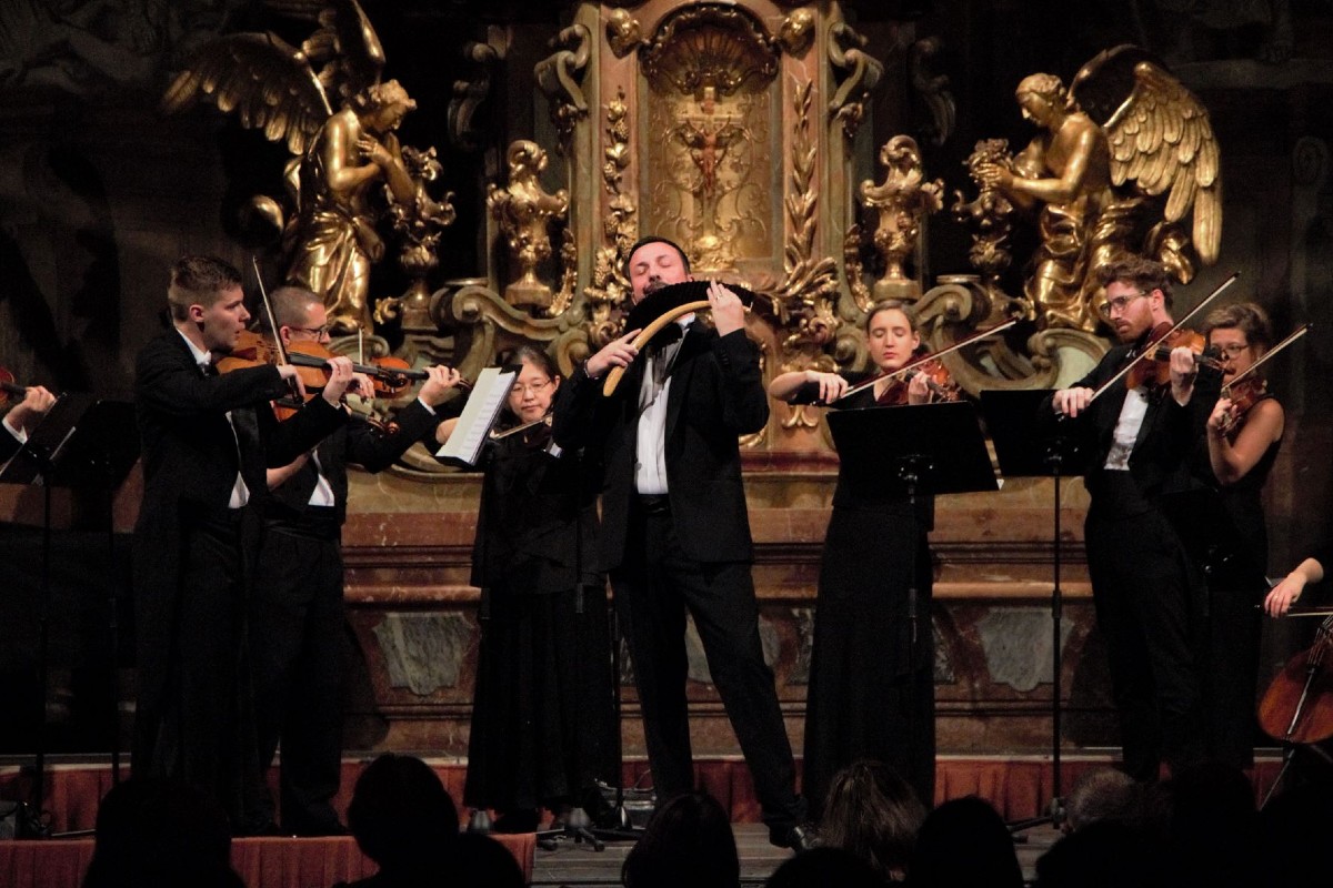 Abonentní koncert PKO – Ladislav Horák, Petr Tomeček 9. listopadu 2021, kostel sv. Šimona a Judy, Petr Tomeček – Panova flétna (zdroj Pražský komorní orchestr)