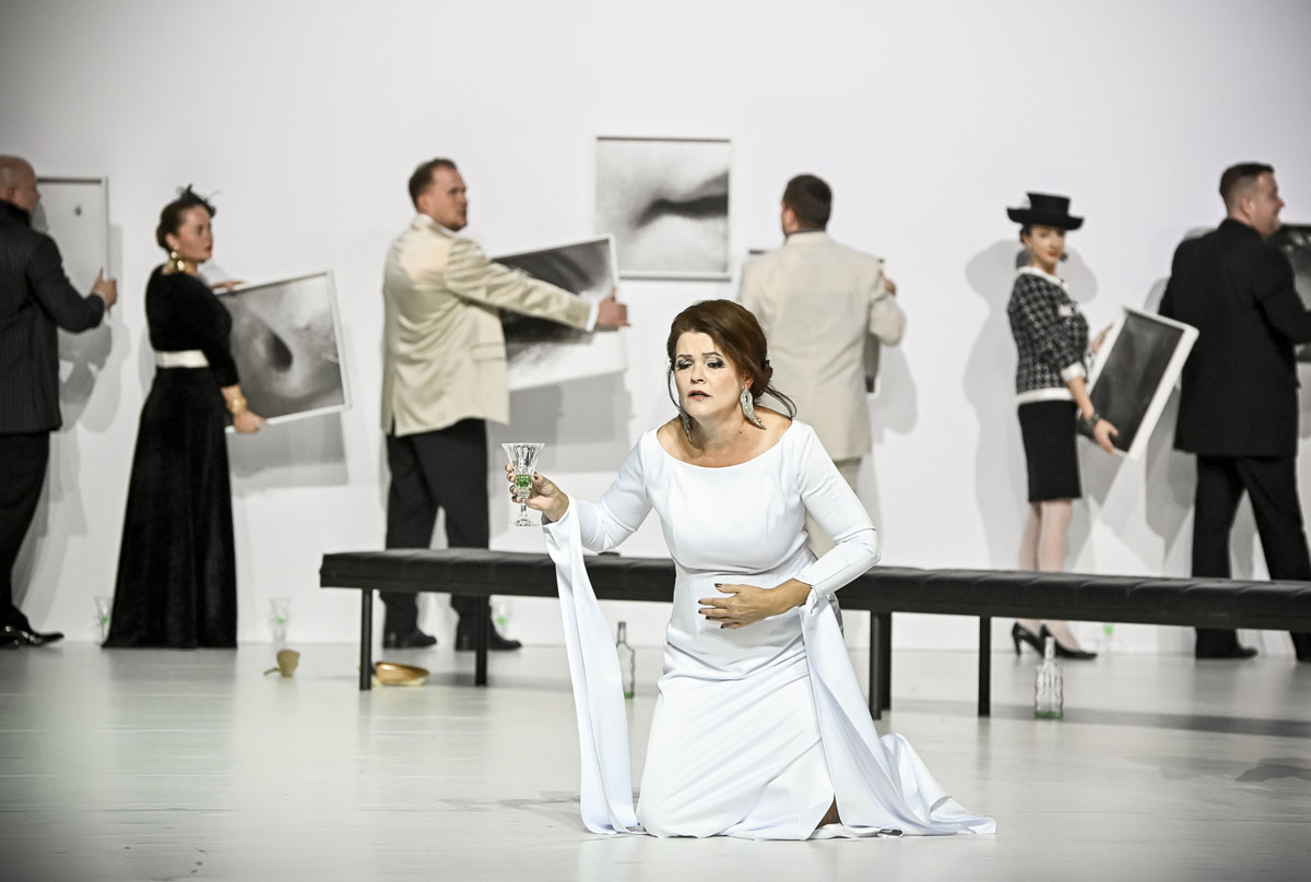 Opera Slovenského národného divadla Bratislava, La traviata, 2. premiéra, 30. októbra 2021: Ľubica Vargicová (foto Marek Olbrzymek)